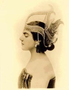 Èva Gauthier, à Java (1910-1914). On la voit ici porter une coiffe pour la danse javanaise.
